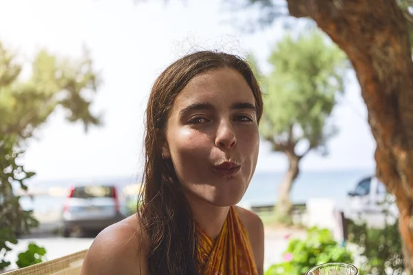 Retrato Una Joven Alegre Comiendo — Foto de Stock