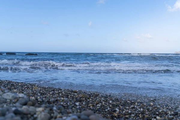 Fale Morzu Kamiennej Plaży — Zdjęcie stockowe