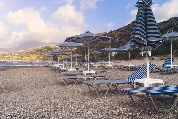 Parasols Lege Ligbedden Een Stenen Strand — Stockfoto