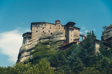 Meteordaki manastır bir arabanın camından çekilmiş.