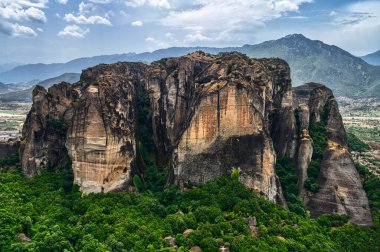 Yunanistan 'ın Meteora kentindeki dağ manzarasında dev bir kaya.