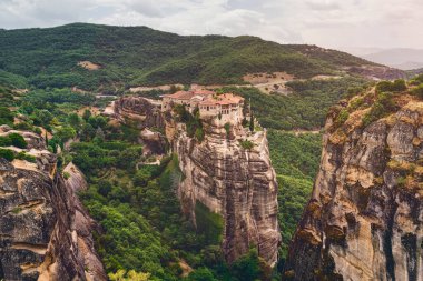 Yunanistan 'ın Meteora kentindeki manastırlar, güzel bir manzarada devasa kayalar üzerine inşa edilmiştir.