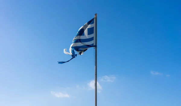 Греческий Флаг Ветру Голубым Небом — стоковое фото