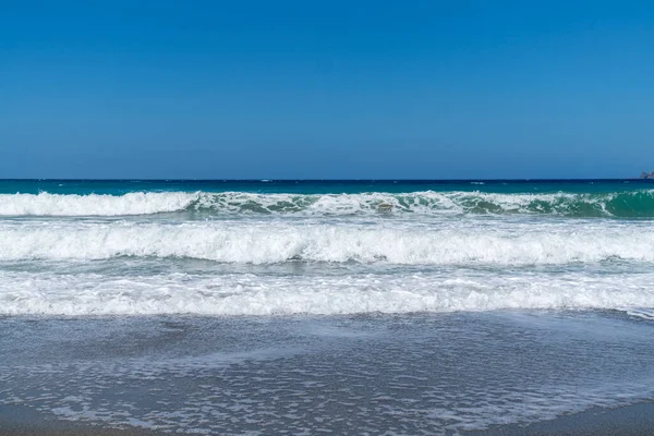 Wellen Auf Dem Meer Mit Blauem Himmel — Stockfoto