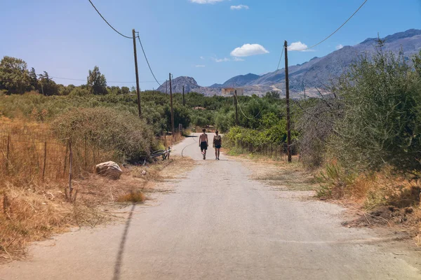 Dos Jóvenes Excursionistas Calor Del Mediodía Camino Polvoriento — Foto de Stock