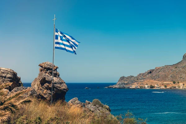 Bandera Griega Viento Una Bahía Rocosa Imagen de archivo