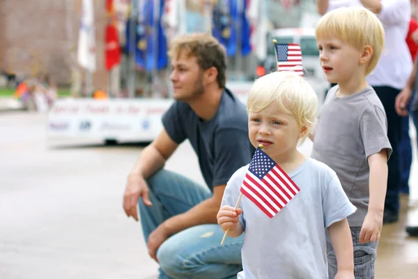 Niños sosteniendo banderas estadounidenses en el evento Patriotics Parade — Foto de Stock