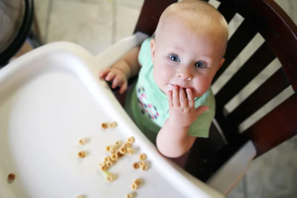 6 Bulan Bayi Tua di Kursi Tinggi Makan Sereal Sarapan — Stok Foto