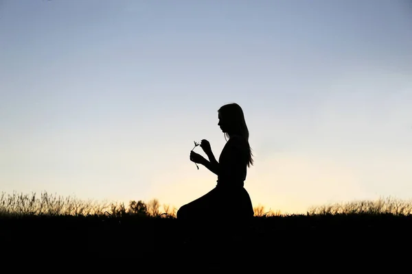 Silhouette of Girl Outside Picking Flowers in Meadow — Stock Photo, Image