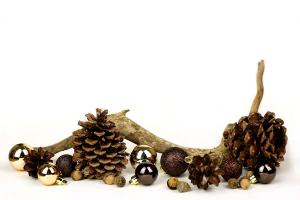 Természet elemeit és arany karácsonyi izzók keret fehér háttér — Stock Fotó