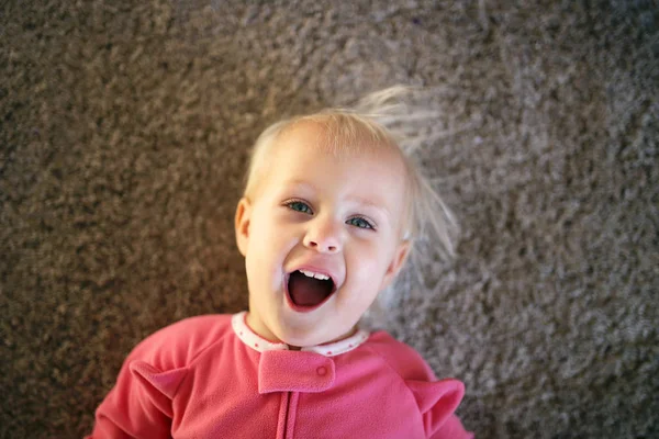 Feliz um ano de idade bebê menina com grande sorriso — Fotografia de Stock