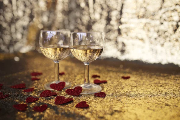 Dois Espumantes Vinho Branco em Copos com Coração Confetti e Ouro — Fotografia de Stock