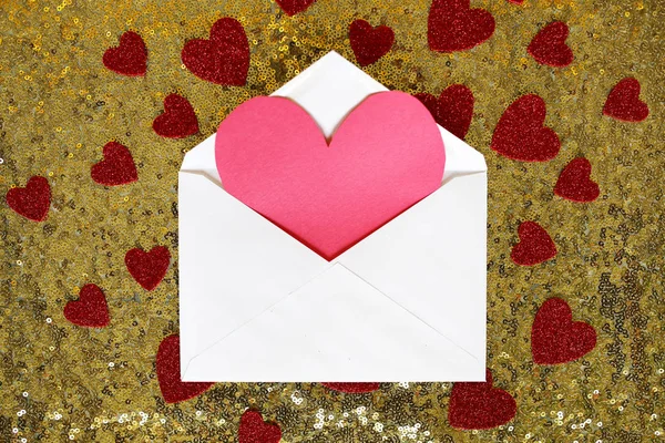 Envelope com Dia dos Namorados Nota do coração e Confetti em Ouro Se — Fotografia de Stock