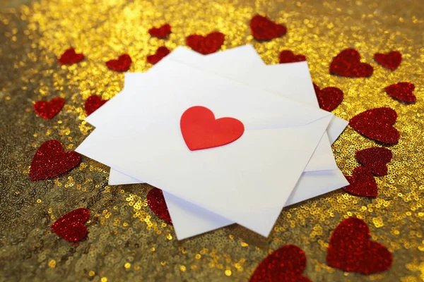 Stack of Valentine 's Day cartas de amor sobre fundo de ouro com ele — Fotografia de Stock