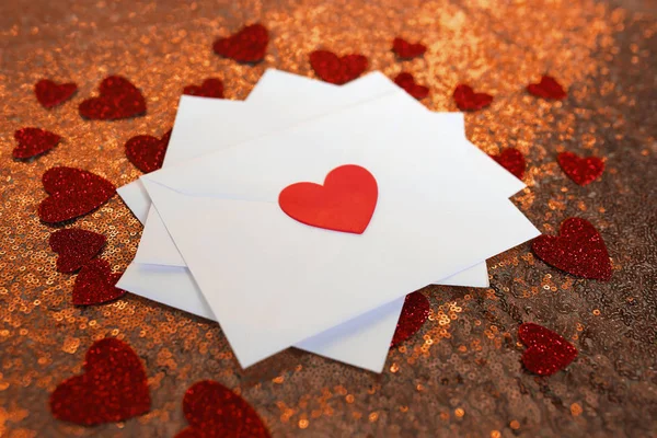 Pilha de cartas de amor Dia dos Namorados em fundo vermelho com Hea — Fotografia de Stock