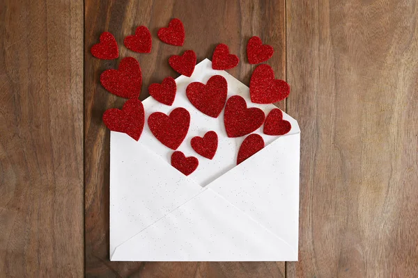 Dia dos Namorados Carta de amor derramando corações vermelhos em Wood Ba — Fotografia de Stock
