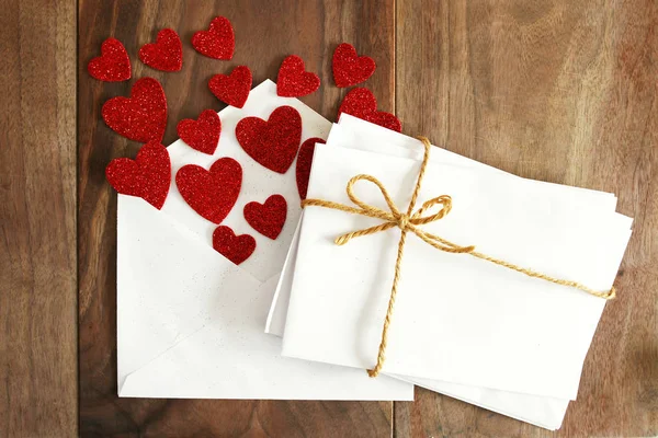 Envelopes em branco para cartas de amor dos namorados, com formas de coração — Fotografia de Stock