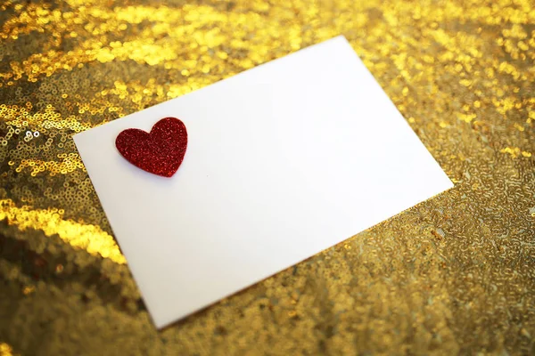 Carta Dia dos Namorados em Envelope com coração vermelho em Sparkly Gol — Fotografia de Stock