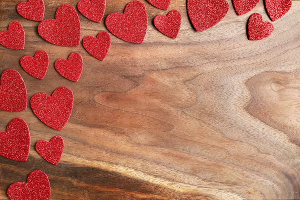 Red Sparkle Valentine 's Hearts Border Cherry Wood Grained Backgr — стоковое фото