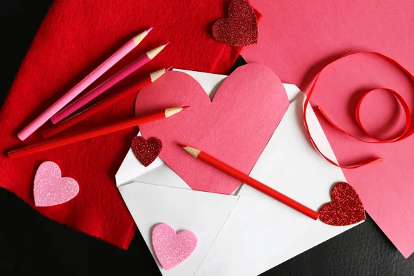 Coração em forma de cartão caseiro do dia dos namorados em envelope com desenho — Fotografia de Stock