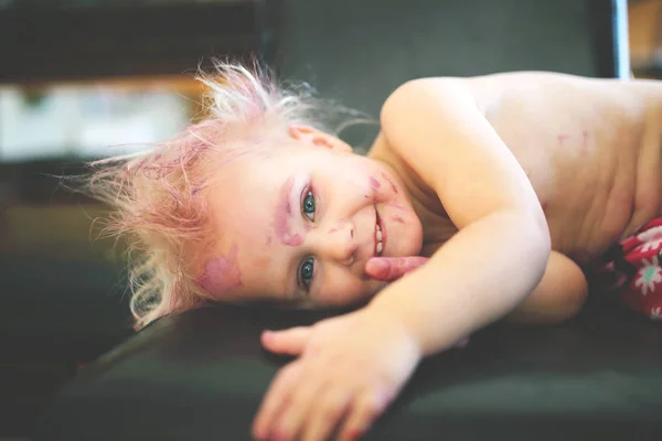 Lindo y travieso pintado niño sonriendo a la cámara —  Fotos de Stock