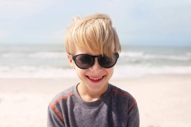 Okyanus plaj üzerinde mutlu gülümseyen çocuk