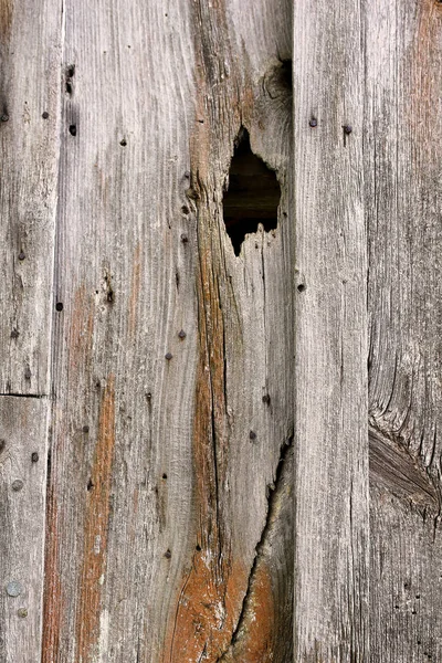 Arrière-plan du panneau de bois et du revêtement de grange Batten avec une fissure et — Photo