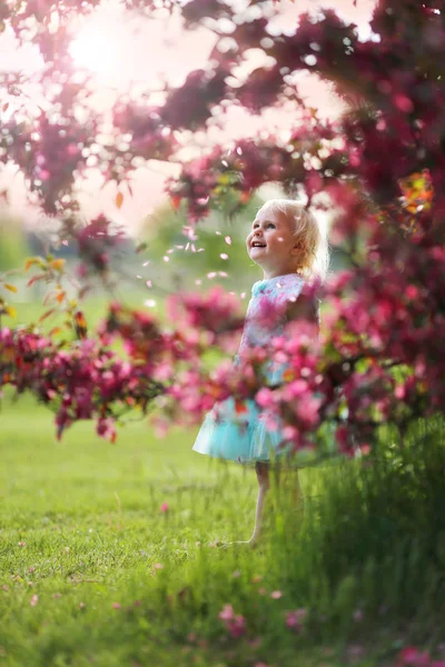 Vackra lilla barn Girl anseende Under blommande Crabapple — Stockfoto