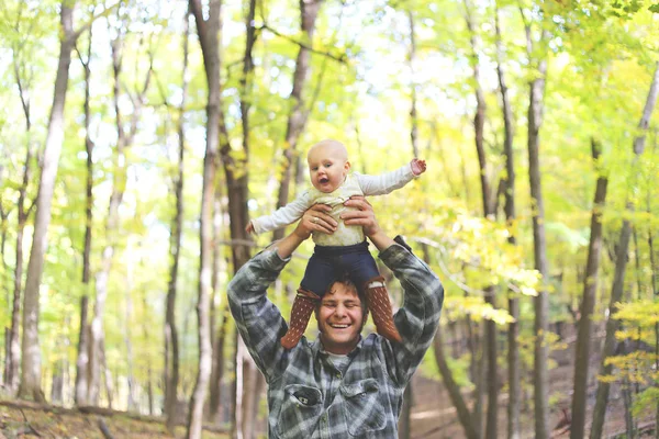 幸せな父の火遊びの秋の森のかわいい赤ん坊の娘 — ストック写真