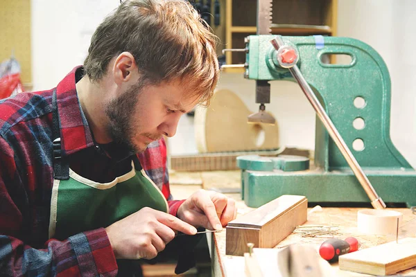 Ahşap çalışma Luthier bina bir gitar onun atölye — Stok fotoğraf