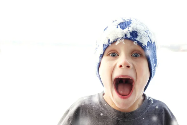 Super šťastný kluk venku v zimě sněhem — Stock fotografie