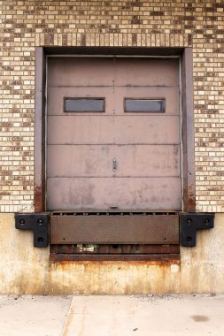 Eski tuğla ve ambar kapıya Dock yükleme paslı Metal kamyon