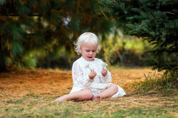 Dziewczyna Słodkie maluch siedział zewnątrz pod drzewami, Straż pożarna — Zdjęcie stockowe