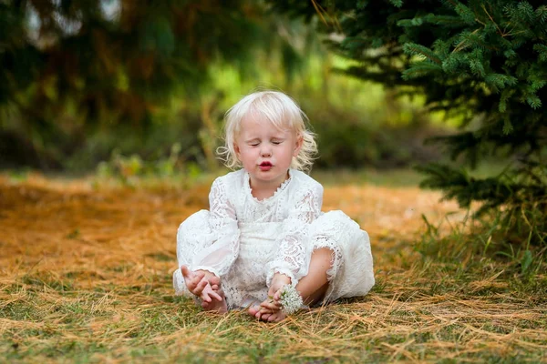 Roztomilá drobná dívka v lese takže hloupý obličej — Stock fotografie
