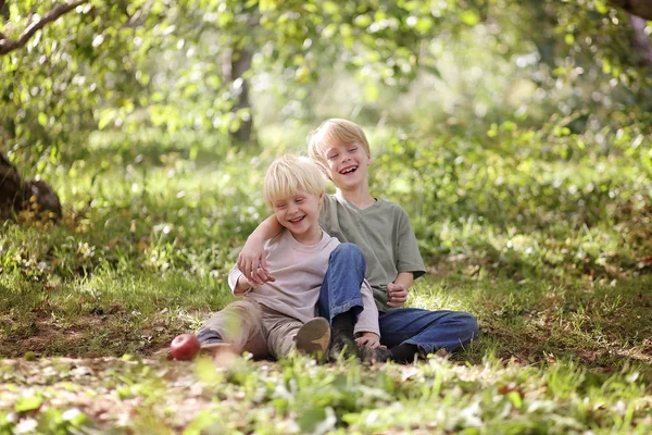 Dwoje dzieci szczęśliwy śmiech na zewnątrz w lesie — Zdjęcie stockowe