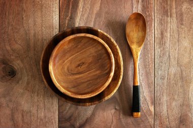 Ahşap tabak, kase ve kaşık yemek üzerinde rustik kiraz Plank 