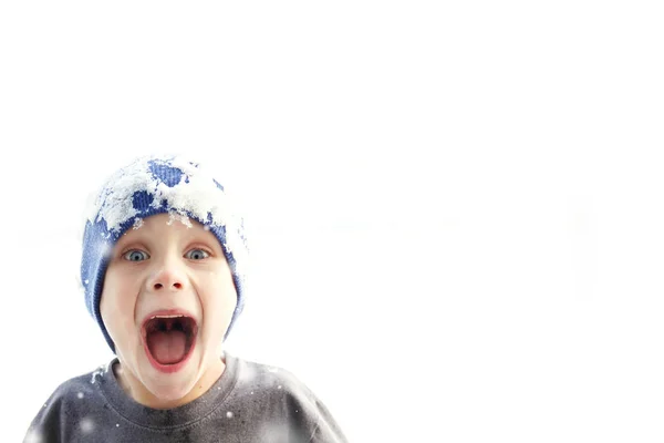 一个面带微笑的超级快乐的孩子 在冬雪中玩耍时 戴着被冰覆盖的长袜帽 捕捉雪花 复制空间的白色背景 — 图库照片