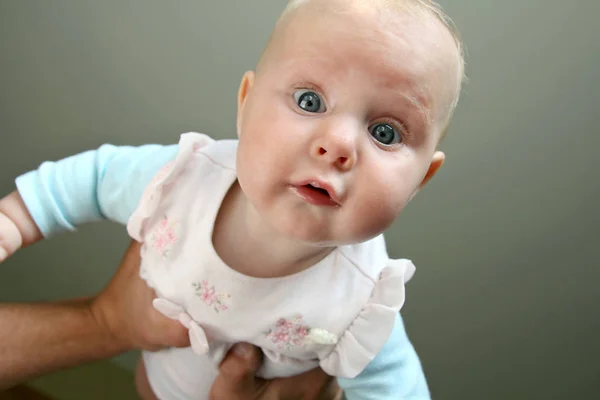 Месячная Новорожденная Девочка Смотрит Вниз Камеру Отец Поднимает Над Головой — стоковое фото