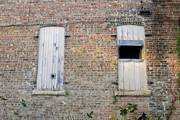 Muro Esterno Vecchio Condominio Mattoni Visto Dal Vicolo Con Due — Foto Stock