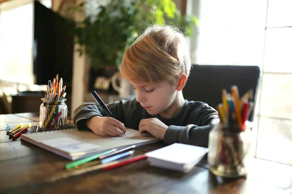 Junge Schule im Alter von Kind arbeitet an Färbung Kunstprojekt — Stockfoto