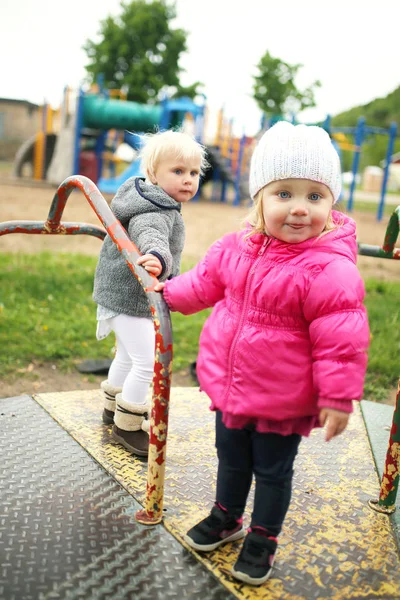 Petites filles jouant sur un Vintage Merry-go-Round à l'extérieur sur le — Photo