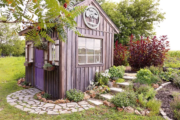 Custom Built Cottage Like Garden Shed with Cobblestone Sidewalk — стокове фото