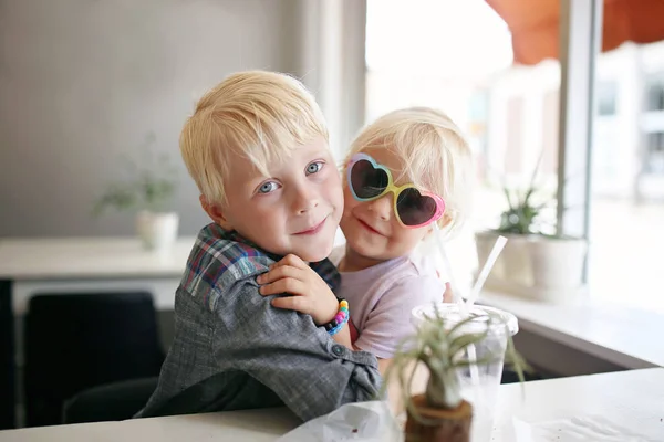 Doux petit enfant étreignant sa petite sœur à un café Caf — Photo