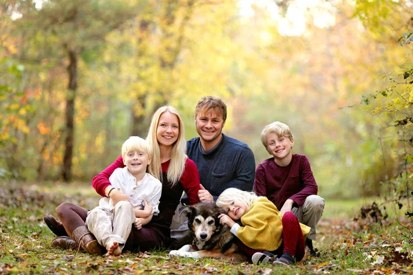 Portret van de gelukkige familie van moeder en vader en hun schattige Smi — Stockfoto