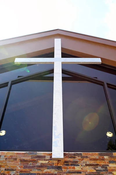 Een Groot Zilveren Kruis Van Jezus Hangt Aan Toren Boven — Stockfoto