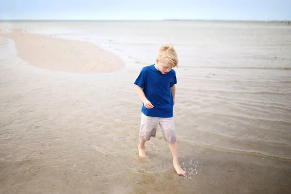 Yaşında Küçük Bir Çocuk Yaz Tatilinde Sahildeki Okyanus Suyunda Yürüyor — Stok fotoğraf