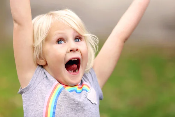 Una Niña Súper Feliz Emocionada Tiene Los Brazos Aire Sonríe —  Fotos de Stock