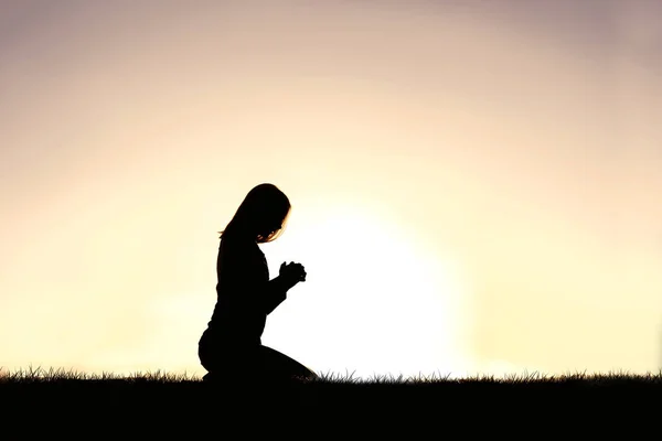 Een Silhouet Van Een Jonge Christelijke Vrouw Knielend Het Gebed — Stockfoto