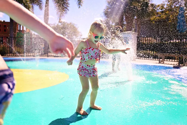 Los Niños Pequeños Están Jugando Afuera Las Fuentes Agua Parque — Foto de Stock