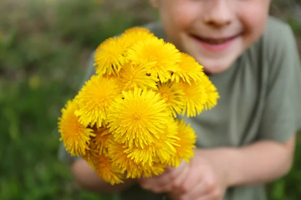 Uma Criança Menino Doce Está Segurando Grande Buquê Flores Dente — Fotografia de Stock